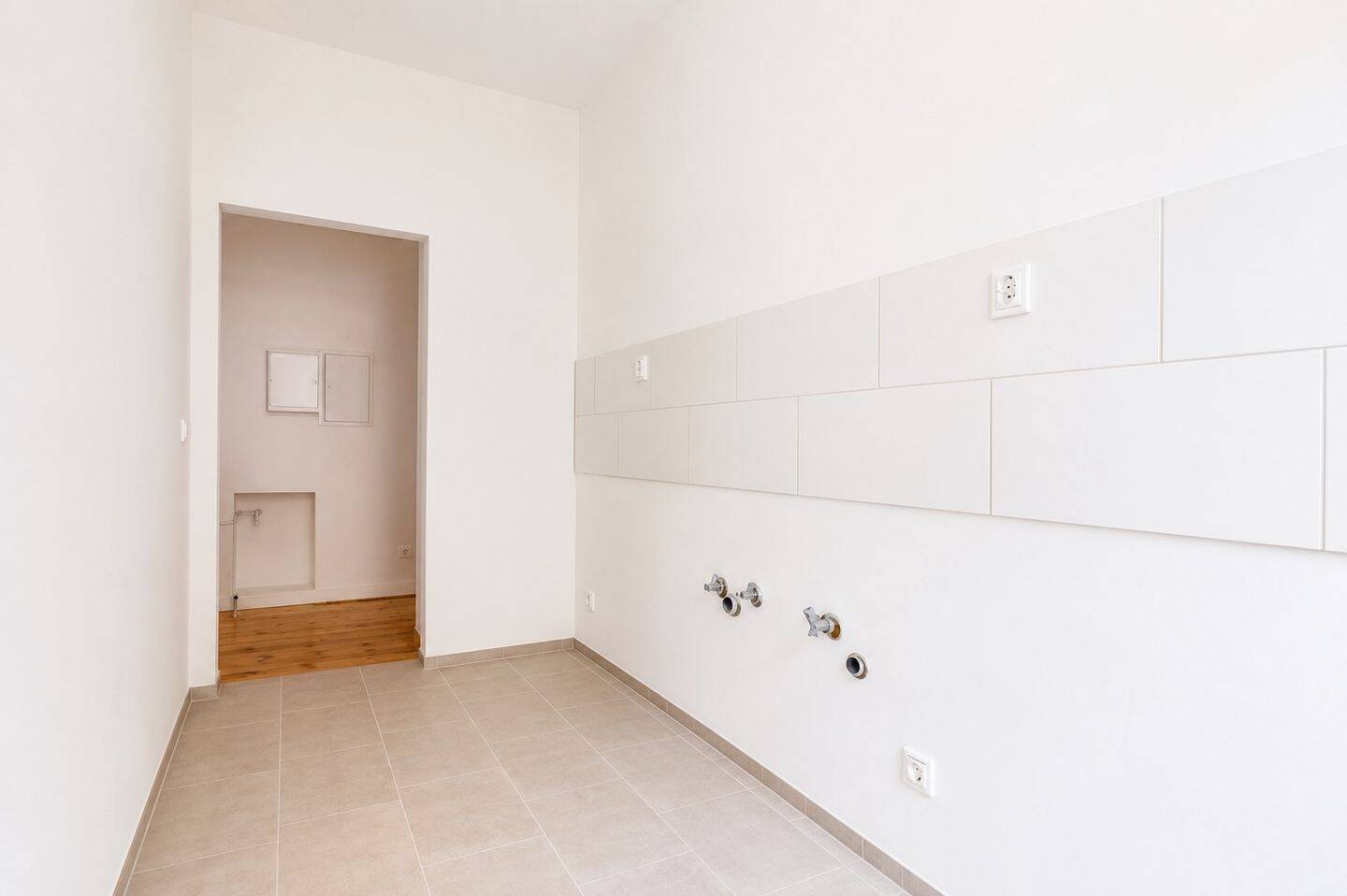 Stilvoll sanierte 2-Zi.-Altbauwohnung mit Balkon, Aufzug & Stuck in ruhiger Nebenstraße – Berlin – Vorschaubild 7
