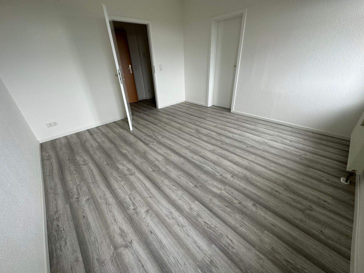 Wohnen im Dachgeschoss - modernes Laminat ... u.v.m. – Chemnitz – Vorschaubild 3
