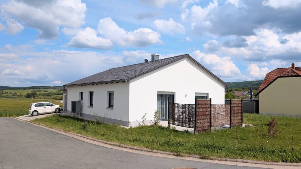 Neuwertiger Bungalow mit Garage, Carport und großzügigem Grundstück in Kirchahorn