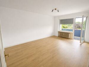 Helle 3,5 Zimmer-Wohnung mit Balkon, Aufzug und neuem Badezimmer