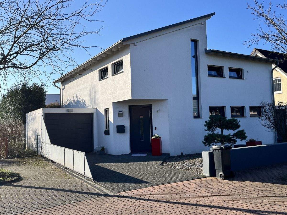 Modernes, freistehendes 5-Zimmer-Einfamilienhaus im Bauhausstil mit 2 Garagen und Garten – Duisburg – Bild 1 von 9