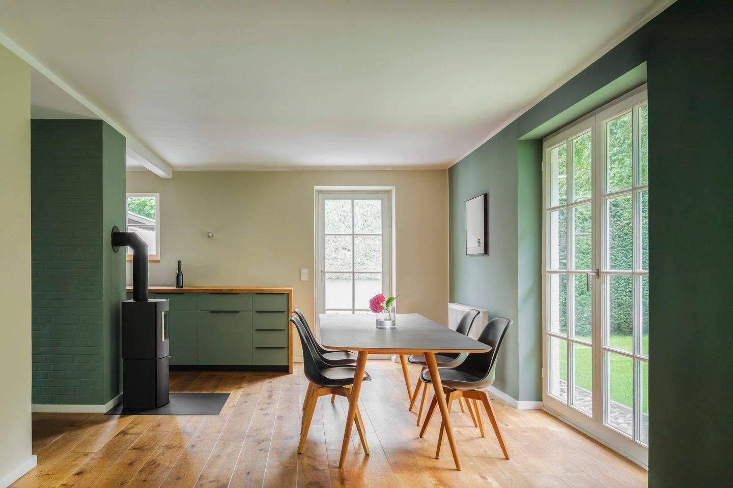 Design trifft Küstenruhe: Großzügige Maisonette mit Garten, Sauna und Reetdachcharme