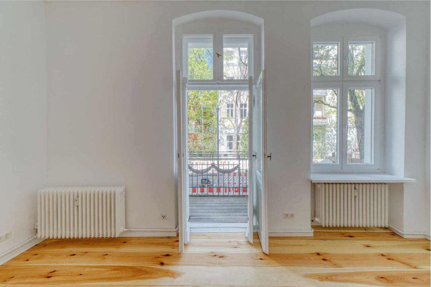 Stilvolle 2-Zimmer-Altbauwohnung mit Balkon und Stuck nahe Schloßstraße – Berlin – Vorschaubild 2