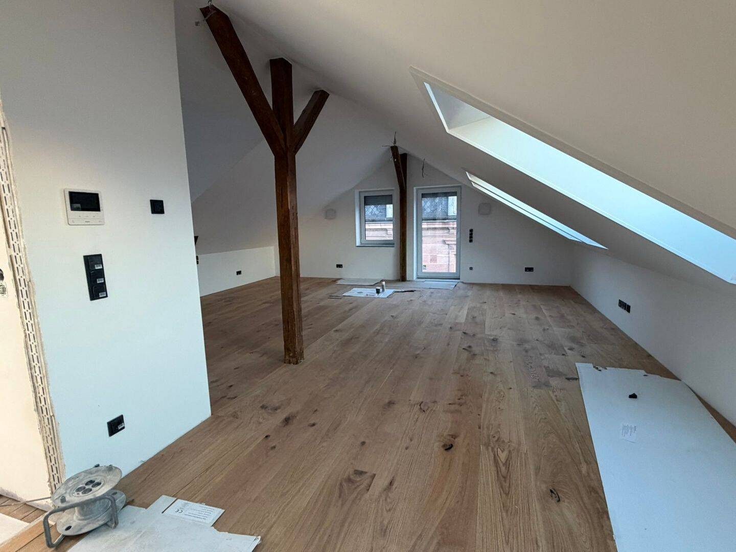 Hochwertig sanierte helle Altbau - Dachwohnung mit sonnigem Südbalkon, ab 1. April 2026 – Nürnberg – Vorschaubild 2