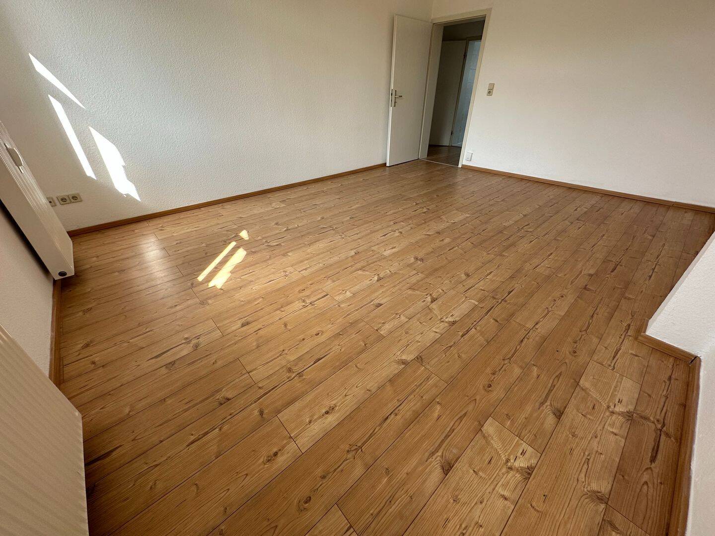 WOHNEN im Dachgeschoss - modetne EBK *** Bad mit Fenster + Wanne ! – Chemnitz – Vorschaubild 6
