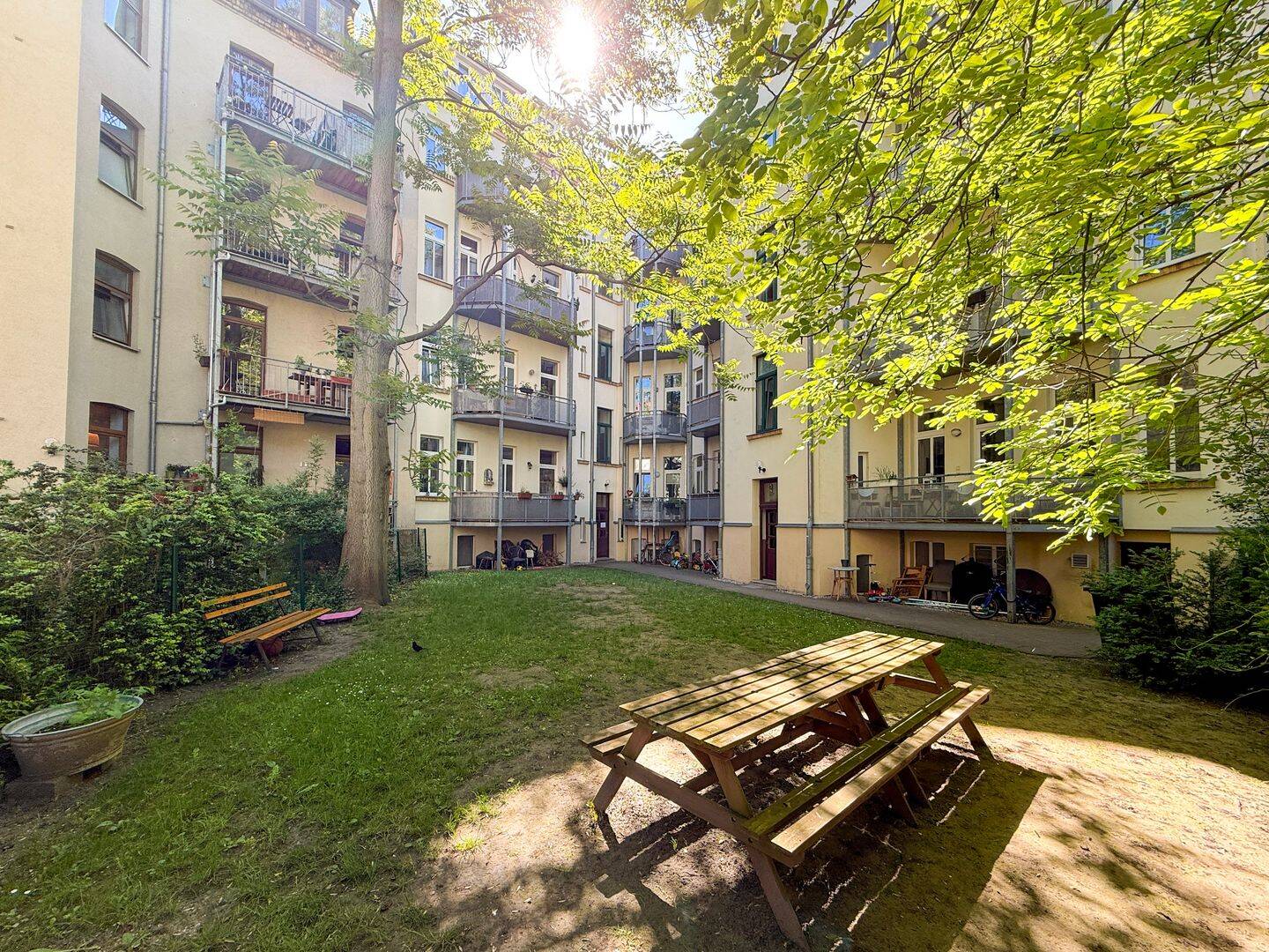 Bezugsfrei | Balkon | Aufzug | Fernwärme | Stuckdecken – Leipzig – Vorschaubild 3