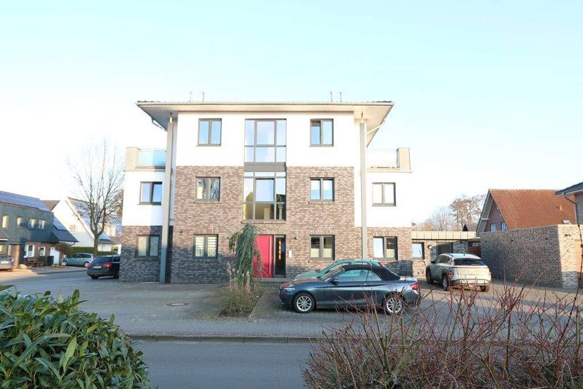 Moderne, gepflegte Wohnanlage mit fünf Wohneinheiten, Kellerräumen sowie Pkw-Stellplätzen – 49632 Essen (Oldenburg) – Bild 1 von 9