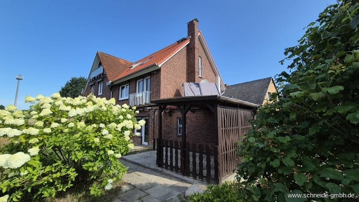 Fast wie ein Doppelhaus: Frisch modernisiertes 3-Zimmer-Hinterhaus am Feldrand mit eigener Terrasse, neuer Haustechnik & ausgebautem Dachgeschoss – 21037 Hamburg – Bild 1 von 9