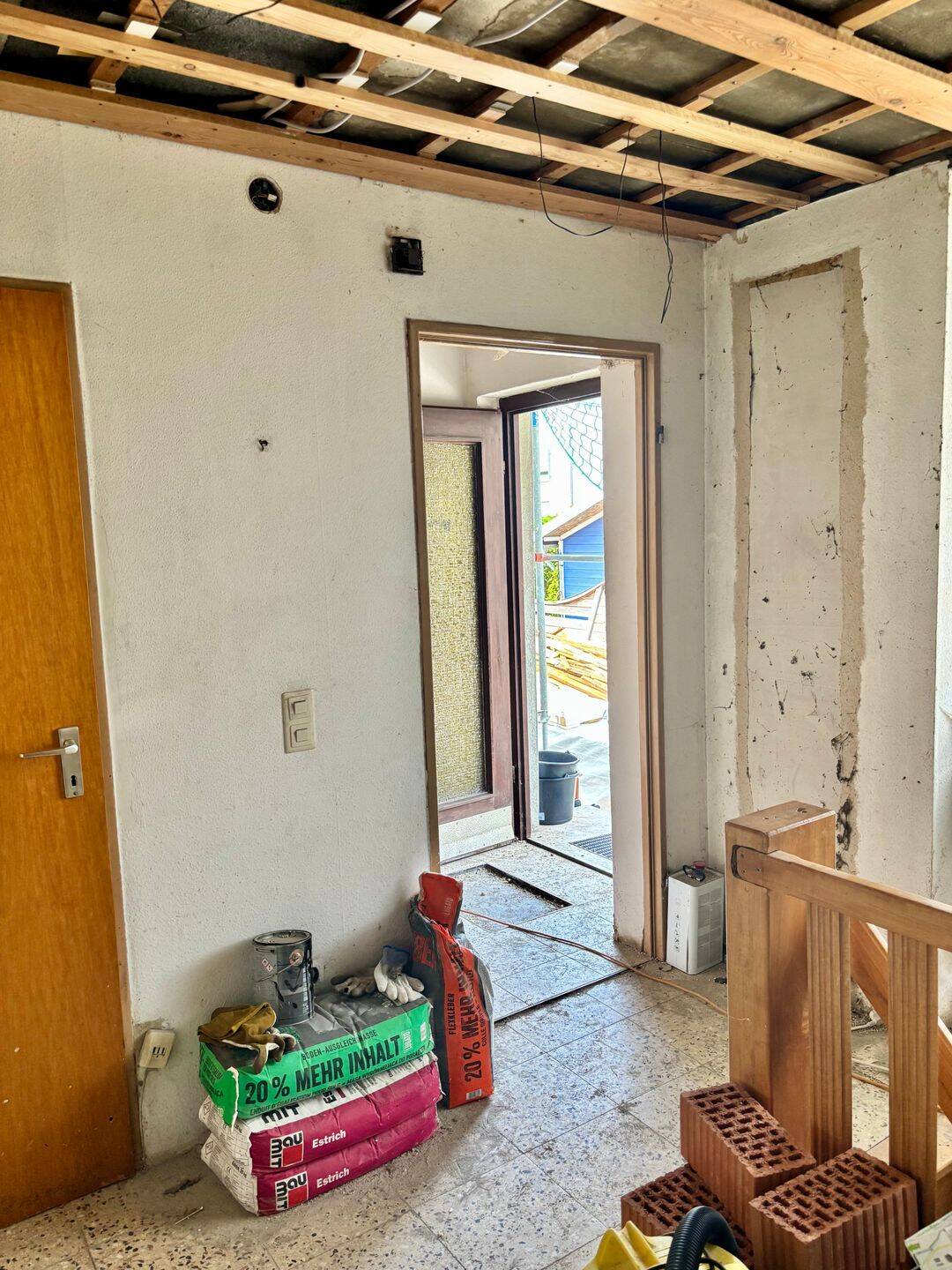 2-Familienhaus/DHH mit einer kleinen und einer großen Einheit mit Sanierungsbedarf! Beliebte Wohnlage mit großem Grundstück, Gartenhaus, Baumhaus – Erlangen – Vorschaubild 8