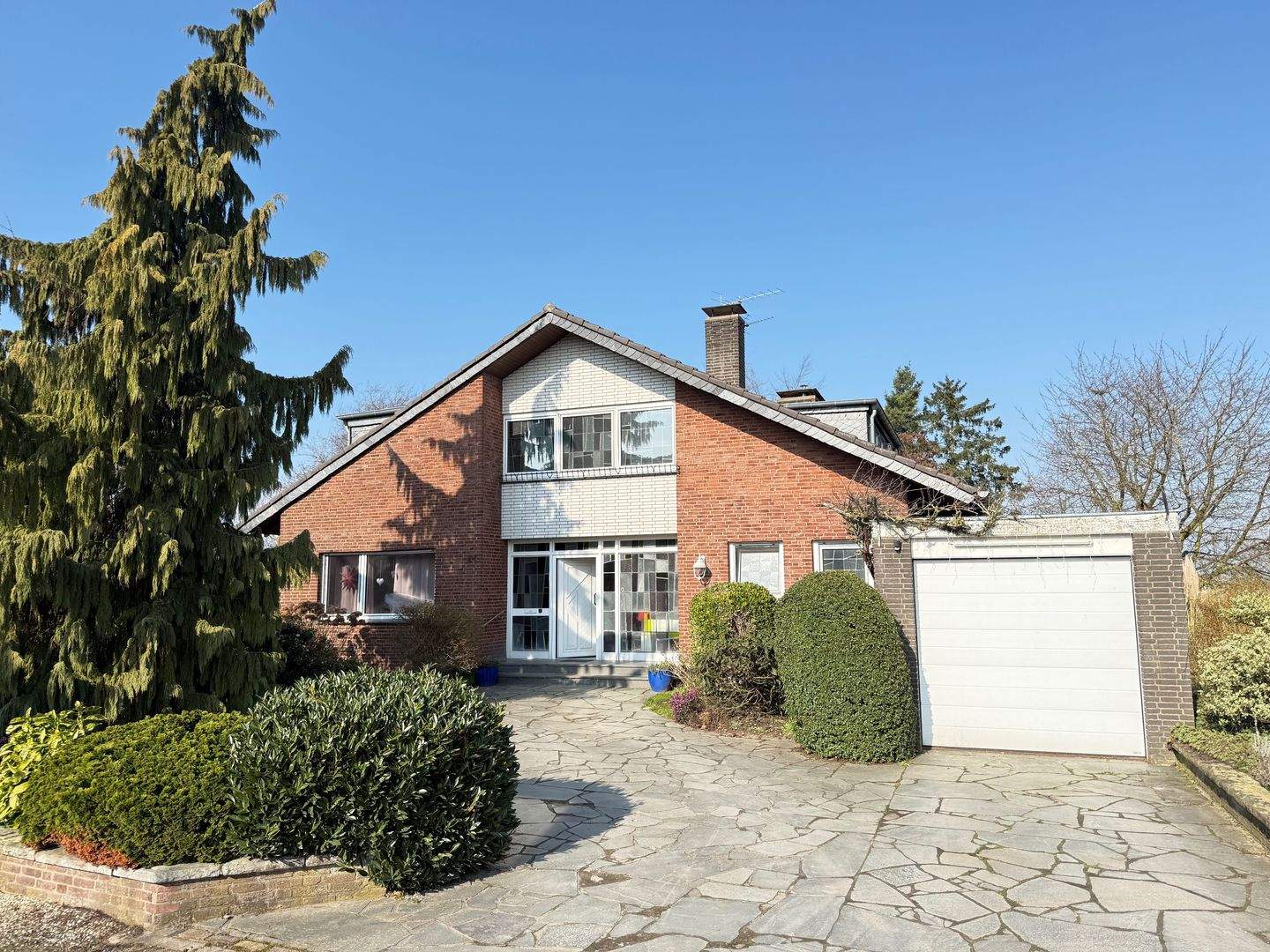 RESERVIERT! Nur 600 m bis zum Rhein - großzügiges Familienhaus mit Garten & Freizeitspaß inklusive – Kalkar – Bild 1 von 9