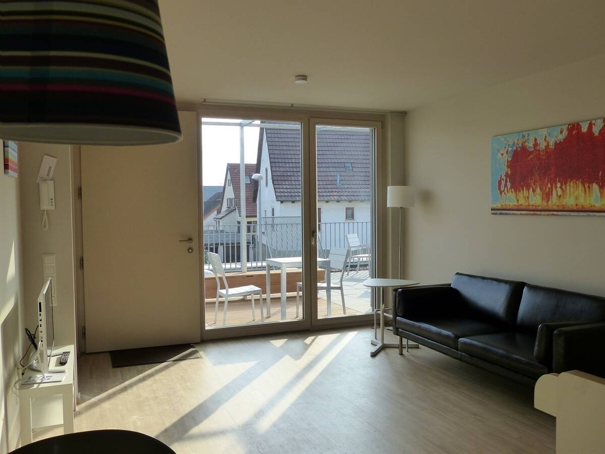 KOMFORTABEL MIT TERRASSE - 1 Zi. Studio, in S.-Plieningen, Reinigungsservice, Stellplatz - 1433 – 70599 Stuttgart – Bild 1 von 7