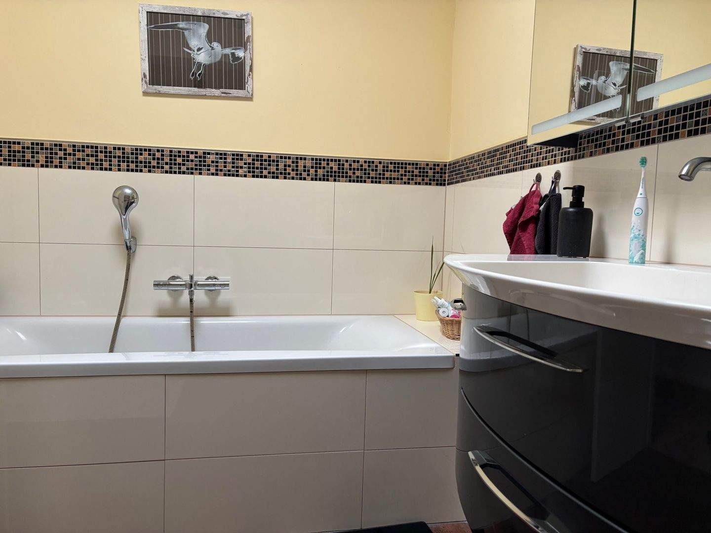 Geräumige 4-Zimmer-Wohnung mit halb offener Wohnküche, 2 Balkone, Vollbad, Gäste-WC, Hauswirtschaftsraum und Tiefgaragenstellplatz – Hamburg – Vorschaubild 7