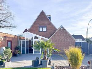 Ihre "Eigenen vier Wände" mit schönem Garten und einer Garage (top modernisiert) wartet auf Sie