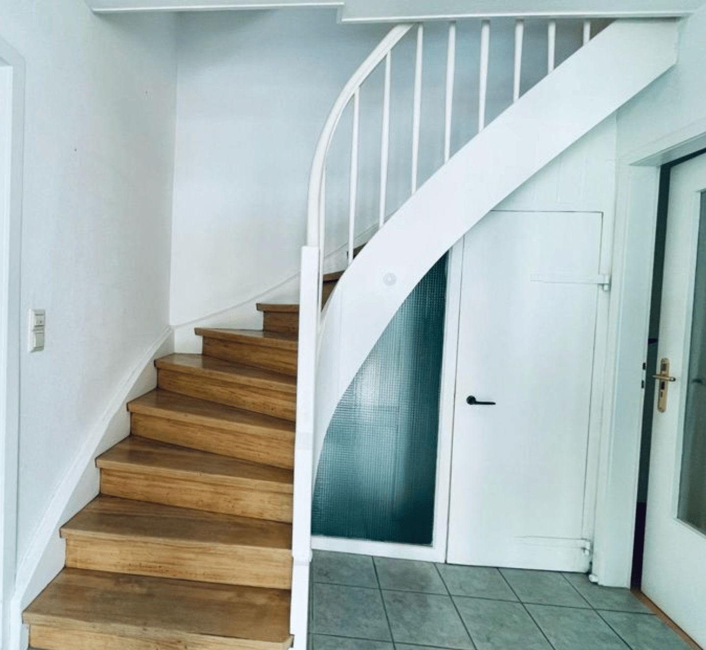 Großzügige 3-Zimmer-Dachgeschosswohnung in gepflegtem Mehrfamilienhaus – Esslingen am Neckar – Vorschaubild 2