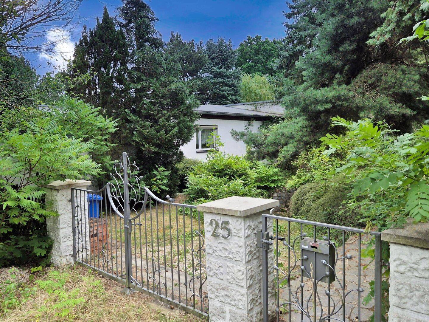 Ein Zuhause mit Charakter - ein Bungalow voller Möglichkeiten und einem Garten wie aus einem Märchen!