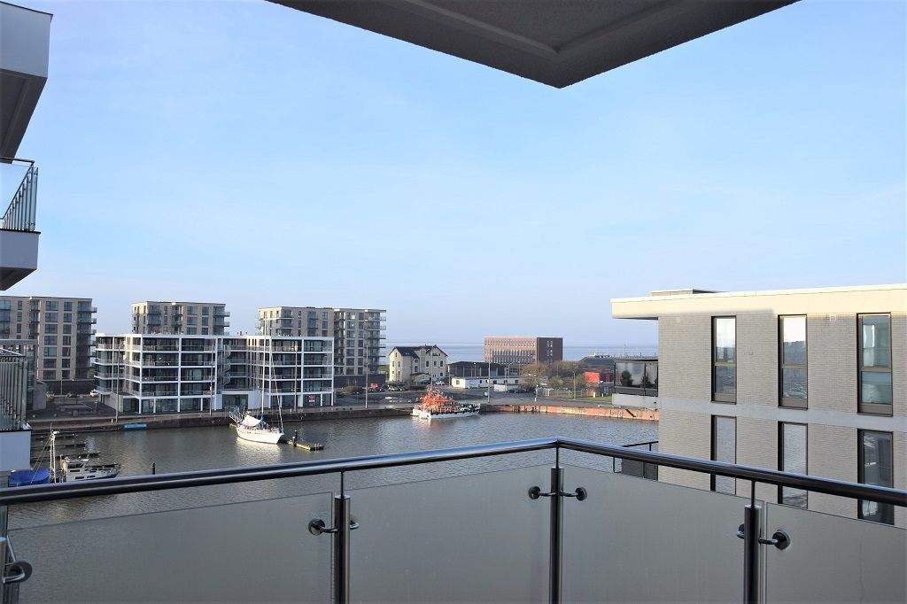 Mitte // Schöne 2-Zimmer Eigentumswohnung mit seitlichem Blick auf den Neuen Hafen