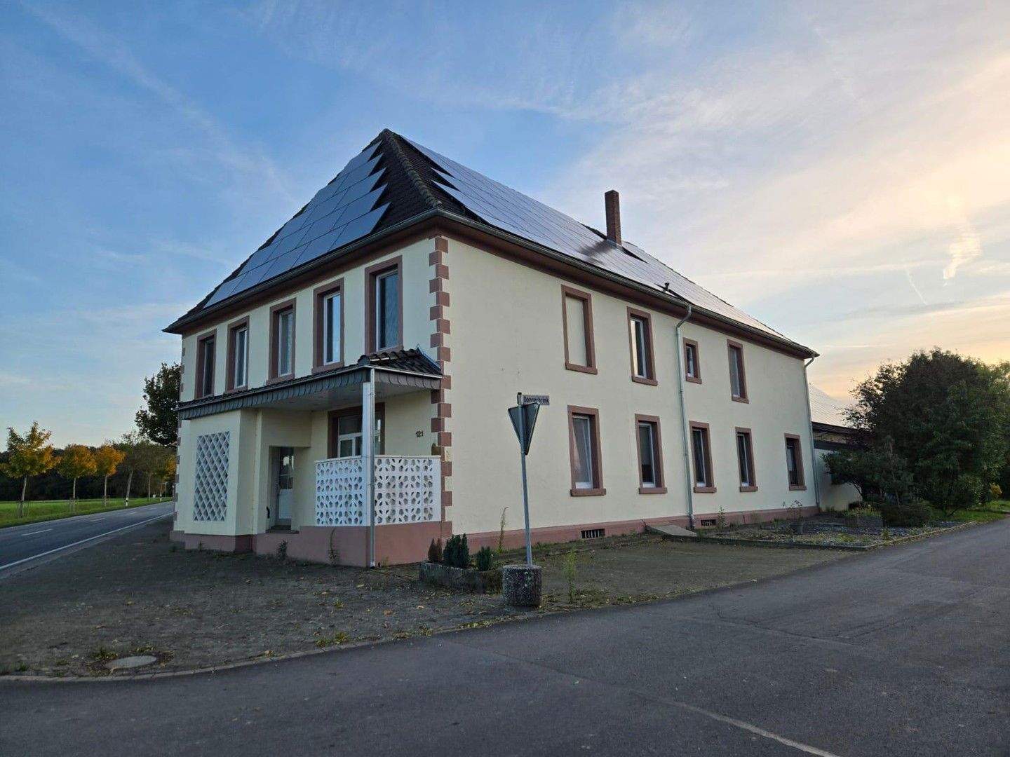 Zweifamilienhaus mit Scheune und großen Eigentumsgrundstück – Dissen – Bild 1 von 9