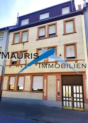 Solides Mehrfamilienhaus mit Garagen