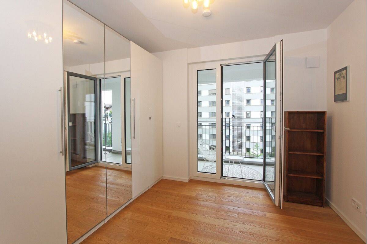 Möblierte 3-Zi-Whg mit großem, sonnigem Balkon und Tiefgarage in München-Bogenhausen – München – Vorschaubild 4