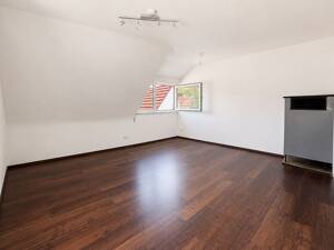 Charmante 3-Zimmer-Dachgeschosswohnung mit traumhafter Aussicht über Uhlbach – 70329 Stuttgart – Vorschaubild 3