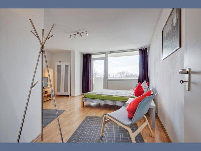 Möbliert: Helles Apartment mit Südwest-Balkon – München – Vorschaubild 2