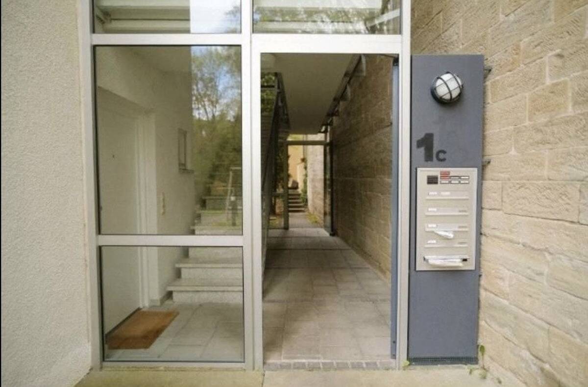 Gepflegte 1-Zimmer-Erdgeschosswohnung mit Terrasse, Einbauküche und TG-Stellplatz – 70499 Stuttgart – Bild 1 von 9