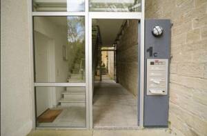 Gepflegte 1-Zimmer-Erdgeschosswohnung mit Terrasse, Einbauküche und TG-Stellplatz