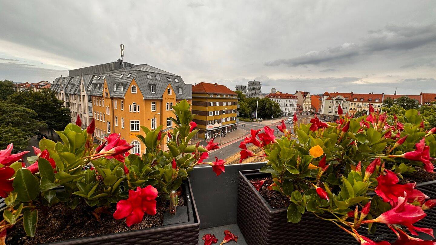 Moderne DG-Wohnung mit Wärmepumpe, Einbauküche, Geschirrspüler und Balkon mit Weitblick