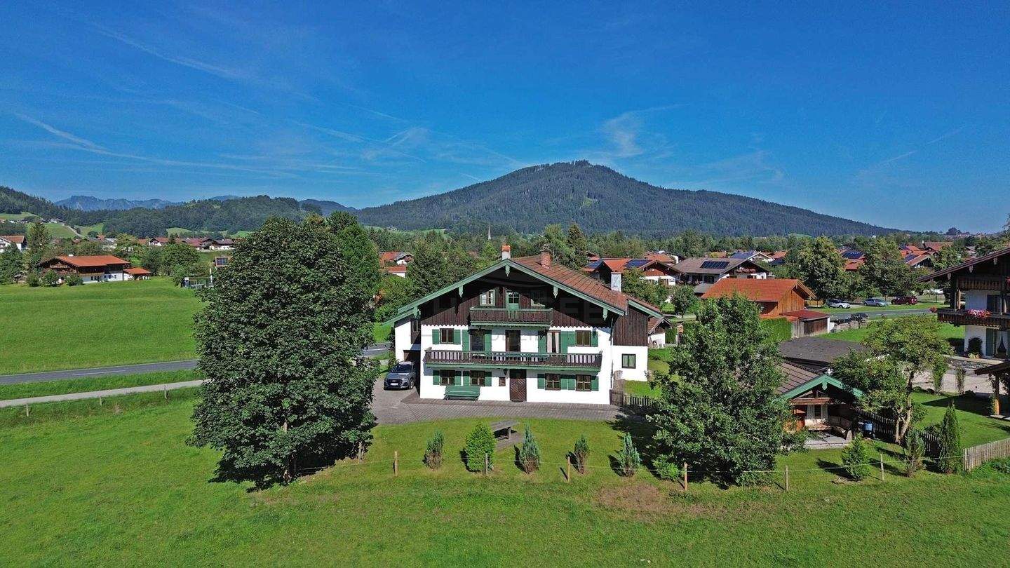 Traditionell alpenländisches Bauernhaus mit Bergblick in Inzell im Chiemgau – Inzell – Vorschaubild 3