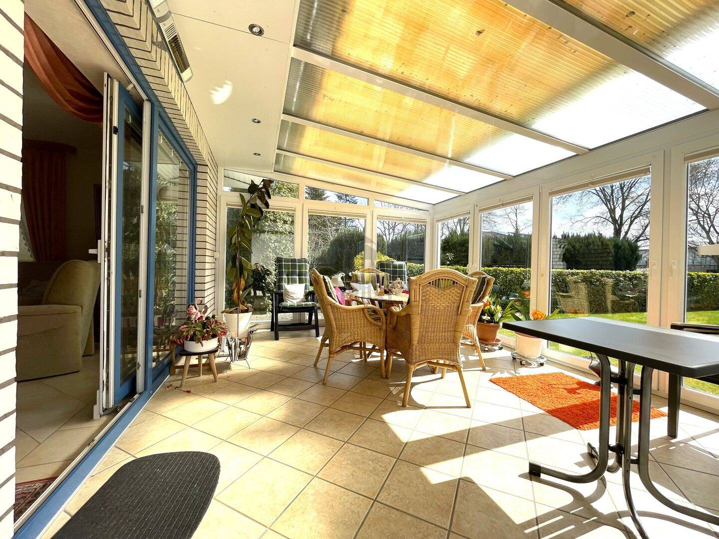 SONNENDURCHFLUTETE GARTENIDYLLE: BARRIEREARMER BUNGALOW MIT PANORAMA-WINTERGARTEN UND WEITBLICK – Bremerhaven – Vorschaubild 2