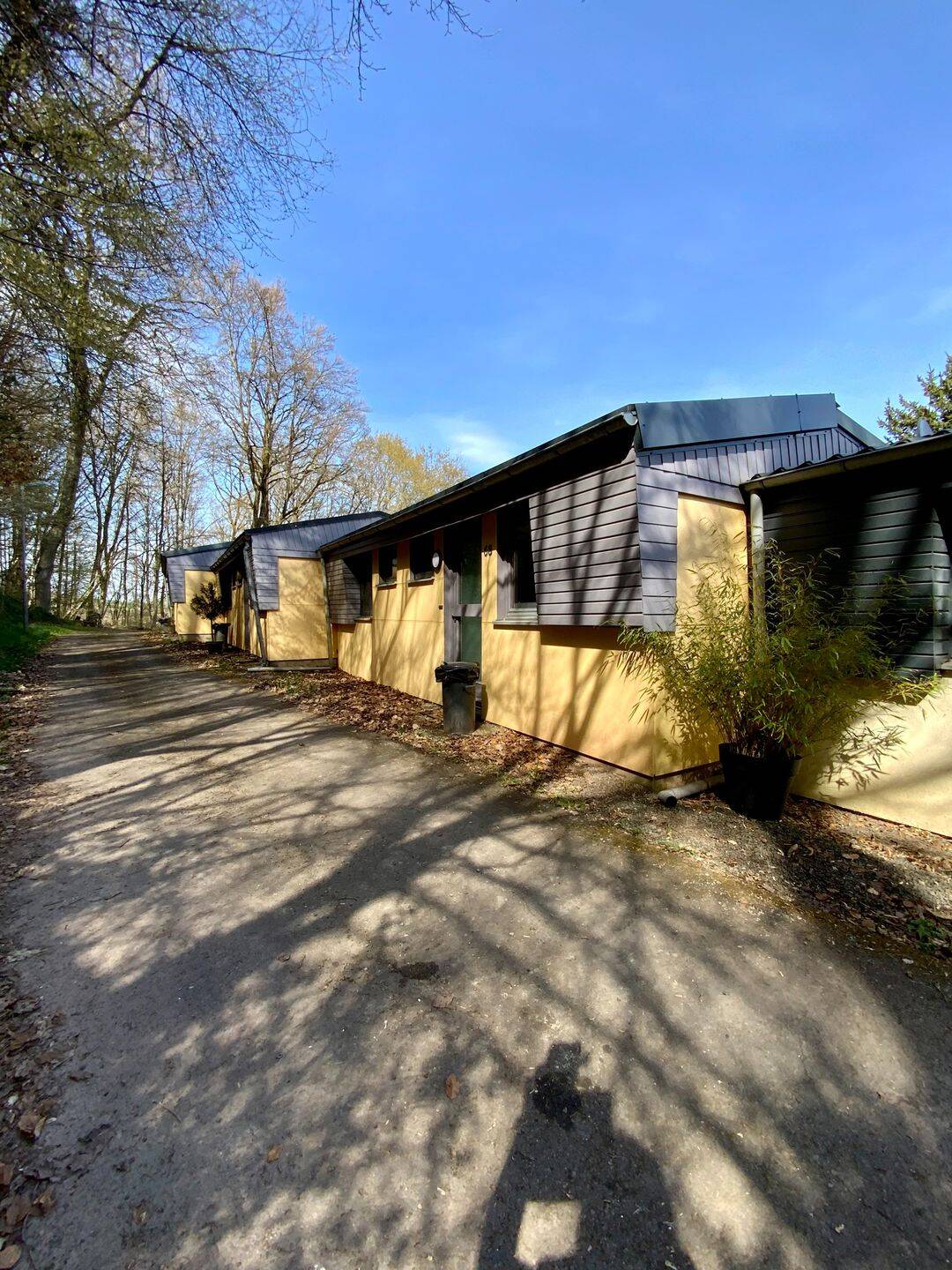 Gepflegtes und ausgestattetes vermietetes Ferienhaus, Grundstück in Eigentum, direkt am Waldrand gelegen in einem Ferienpark in Waxweiler. – Waxweiler – Bild 1 von 9