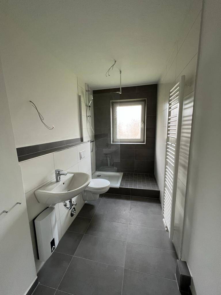 VIVAWEST modernisiert Ihre neue Wohnung. – Duisburg – Vorschaubild 2