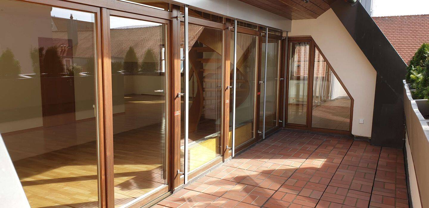 Helle 4-Zimmer-Wohnung auf 2 Ebenen mitten im Zentrum für max. eine Fam. mit 3 Personen – Ingolstadt – Vorschaubild 3