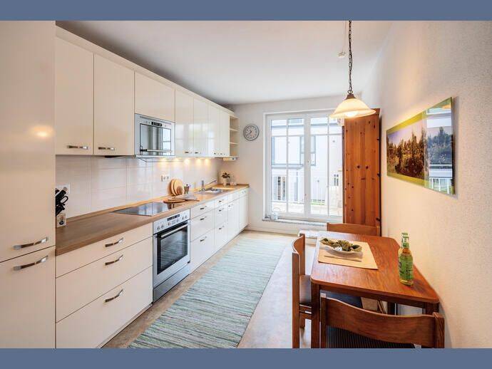 Möbliert: Stimmige 2-Zimmer Wohnung mit Balkon und Bad en Suite – München – Vorschaubild 5