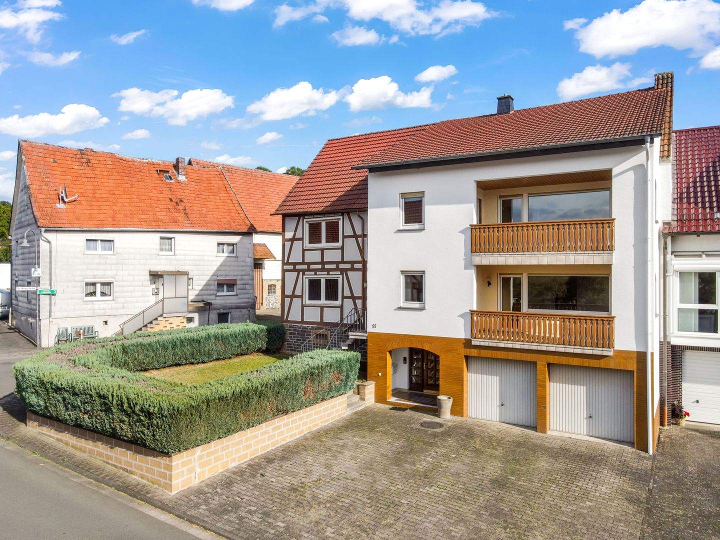 Bis zu 10% Bruttomietrendite - Mehrfamilienhaus mit 3 Einheiten, 4 Garagen & über 350m² Wohnfläche – Kirtorf – Bild 1 von 9