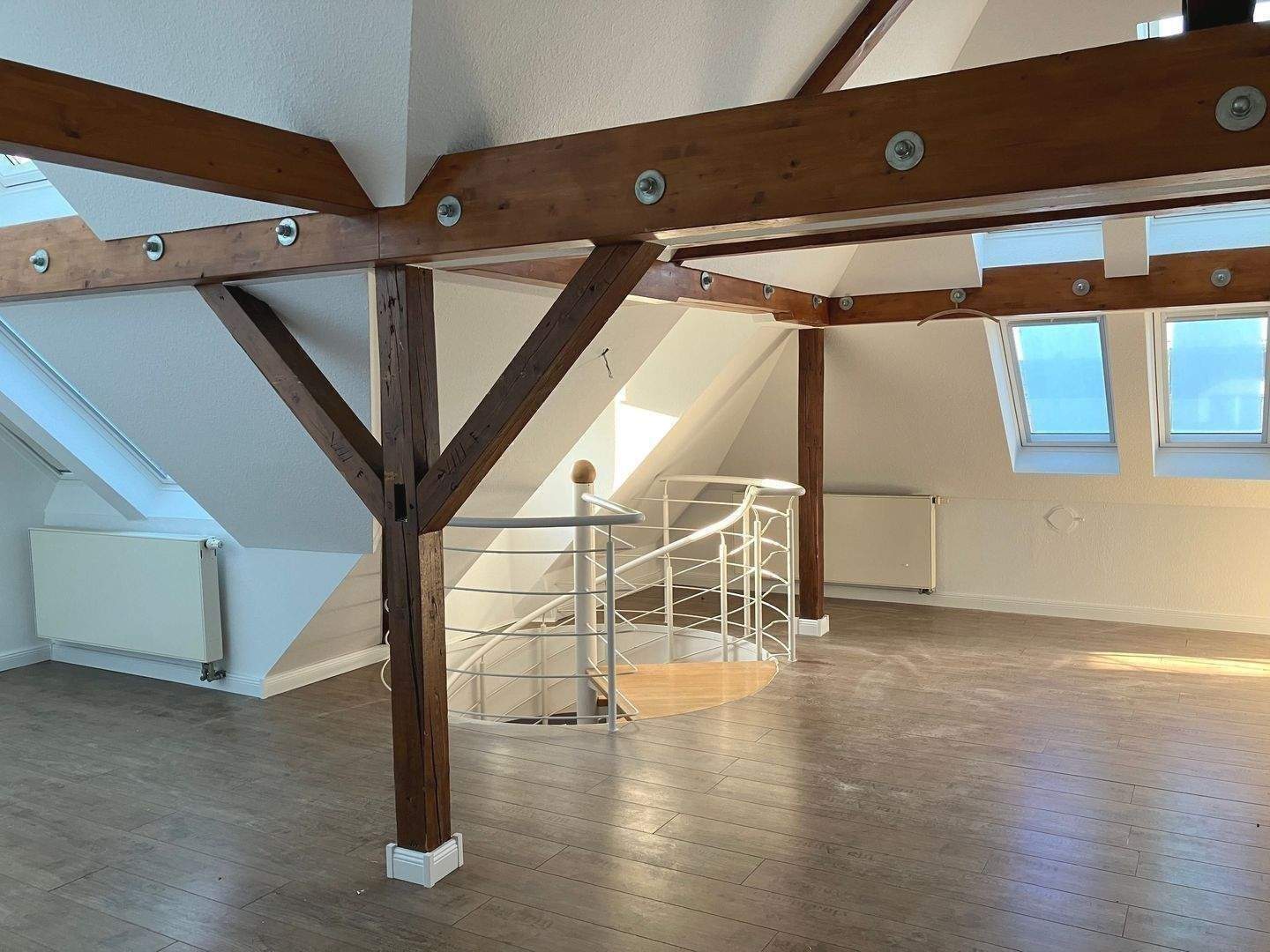 Großzügige 2,5-Raum-Dachgeschosswohnung mit großer Wohnküche auf dem Kaßberg – Chemnitz – Vorschaubild 2