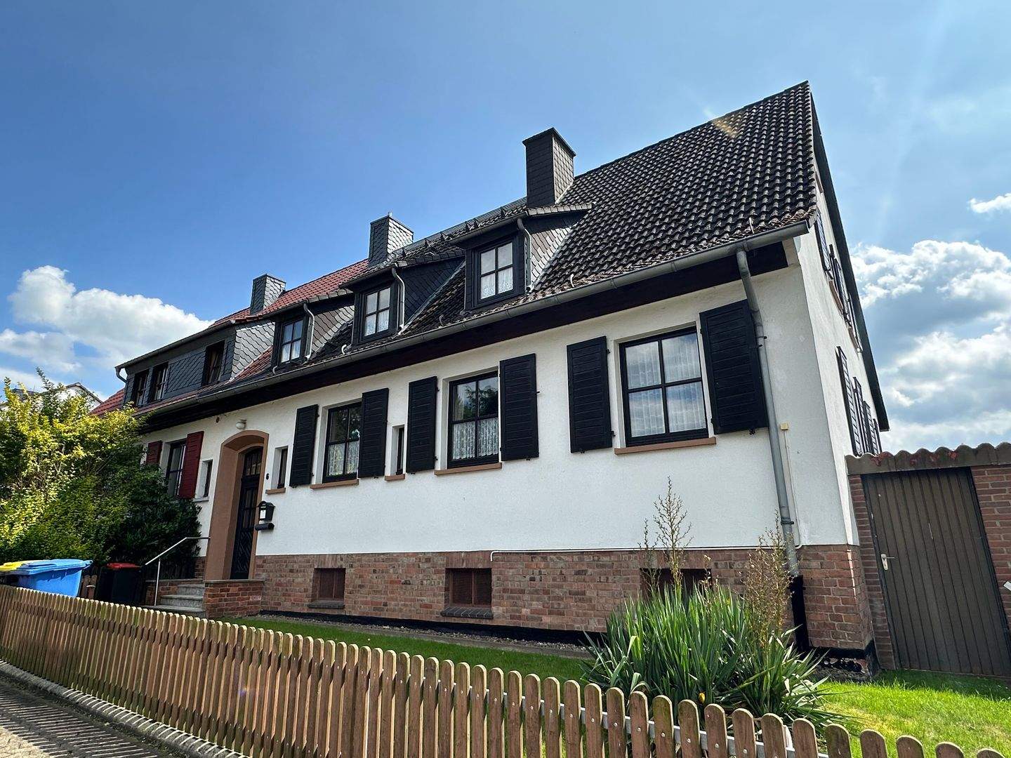 Charmantes Haus mit Einliegerwohnung, Südterrasse & 2 Garagen – ruhig nahe Göttingen – Bovenden – Bild 1 von 9