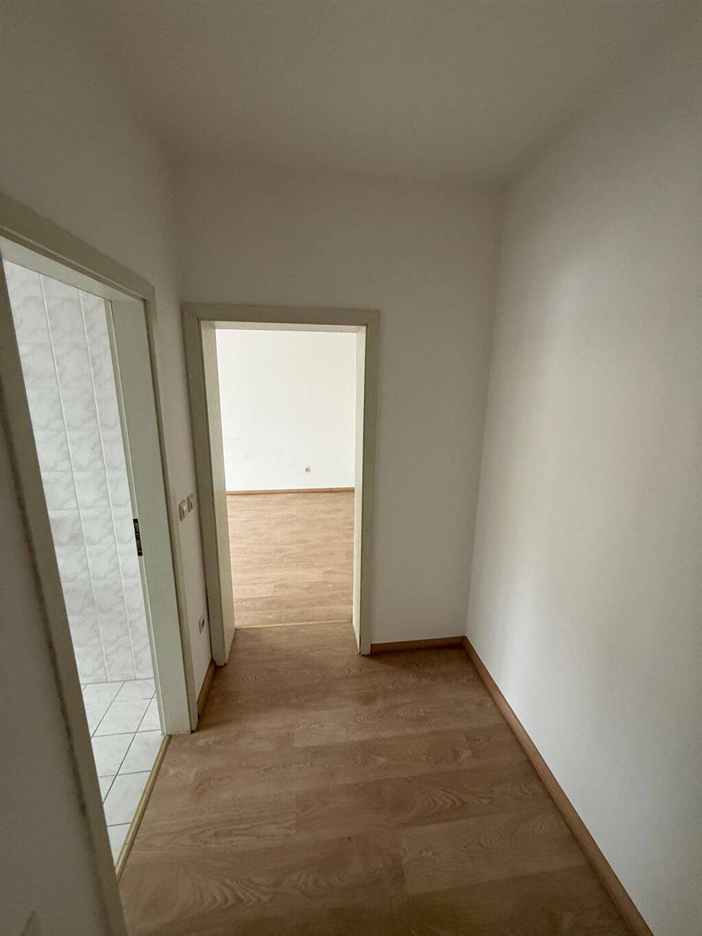 Gemütliche 2-Zimmer mit Laminat, Wanne und Dusche in ruhiger Lage – Chemnitz – Vorschaubild 6
