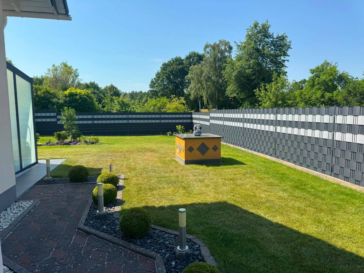 Dieses charmante Einfamilienhaus aus dem Baujahr 2001 überzeugt mit einem großzügigen Platzangebot und einem liebevoll angelegten Grundstück. – Herforst – Vorschaubild 8
