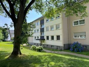 Das Objekt ist bereits reserviert! Nähe Klinikum! Ruhig gelegene Drei-Zimmer-Wohnung mit Balkon, herrlich im Grünen