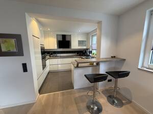 Stilvolle Erdgeschosswohnung mit großzügiger Terrasse & zwei Stellplätzen – 45476 Mülheim an der Ruhr – Vorschaubild 2
