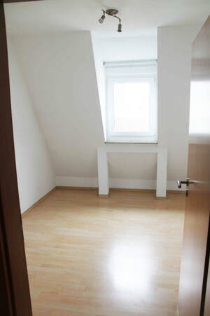 Fürth: Schöne 2 Zimmer-ETW mit Galerie, Balkon und 2 vollwertigen PKW-Stellplätzen – 90763 Fürth – Vorschaubild 5