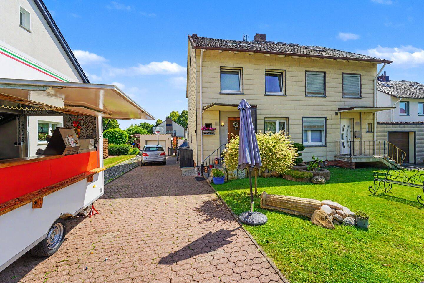 Familientraum mit Pool und Garten - großzügige Doppelhaushälfte in begehrter Lage von Bad Münder – Bad Münder am Deister – Bild 1 von 9