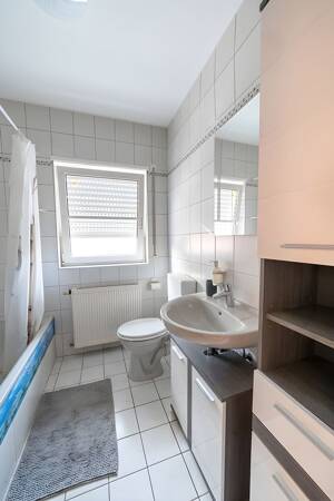 Moderne 2-ZKB mit Balkon, EBK & Stellplatz in kleinem Wohnhaus – 67069 Ludwigshafen am Rhein – Vorschaubild 5