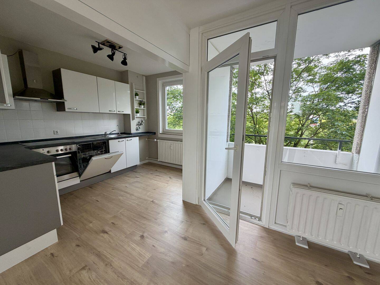 Stilvoll sanierte 3-Zimmer-Wohnung 2 Loggien + Tiefgaragenstellplatz in Bestlage von Laatzen