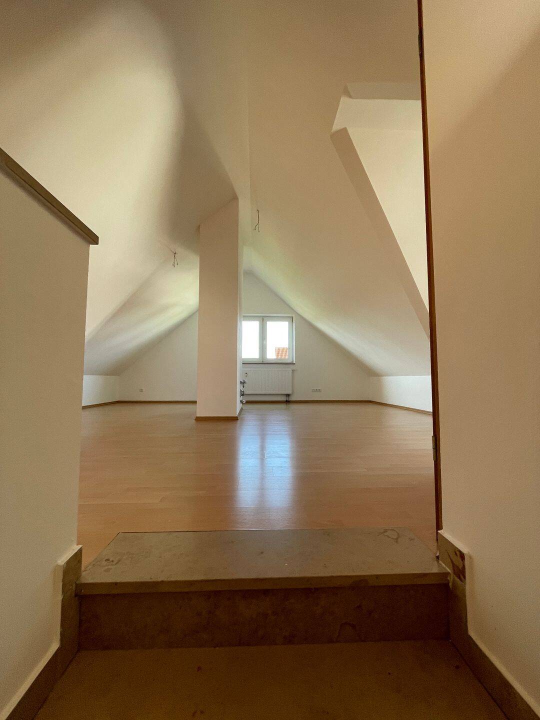 Helle Dachgeschoss-Wohnung in ruhiger Lage