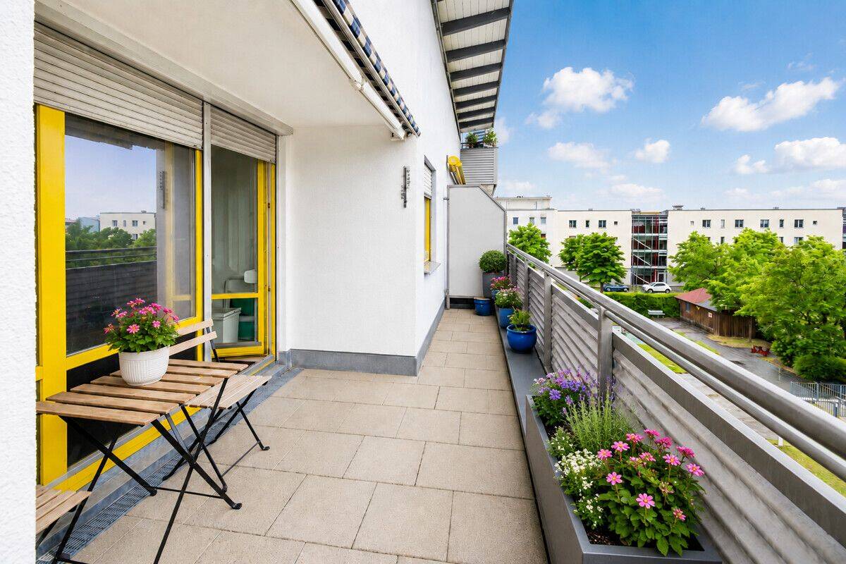 Charmante Dachgeschosswohnung mit sonniger Dachterrasse in gepflegter Wohnanlage – 81829 München – Bild 1 von 9