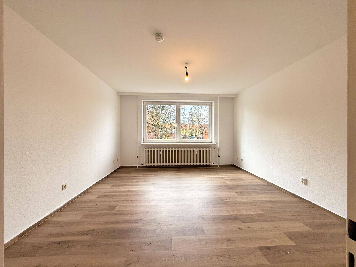 Helle und geräumige 1-Zimmer-Wohnung in zentraler Lage von Bremerhaven (202-002-04) – Bremerhaven – Vorschaubild 3