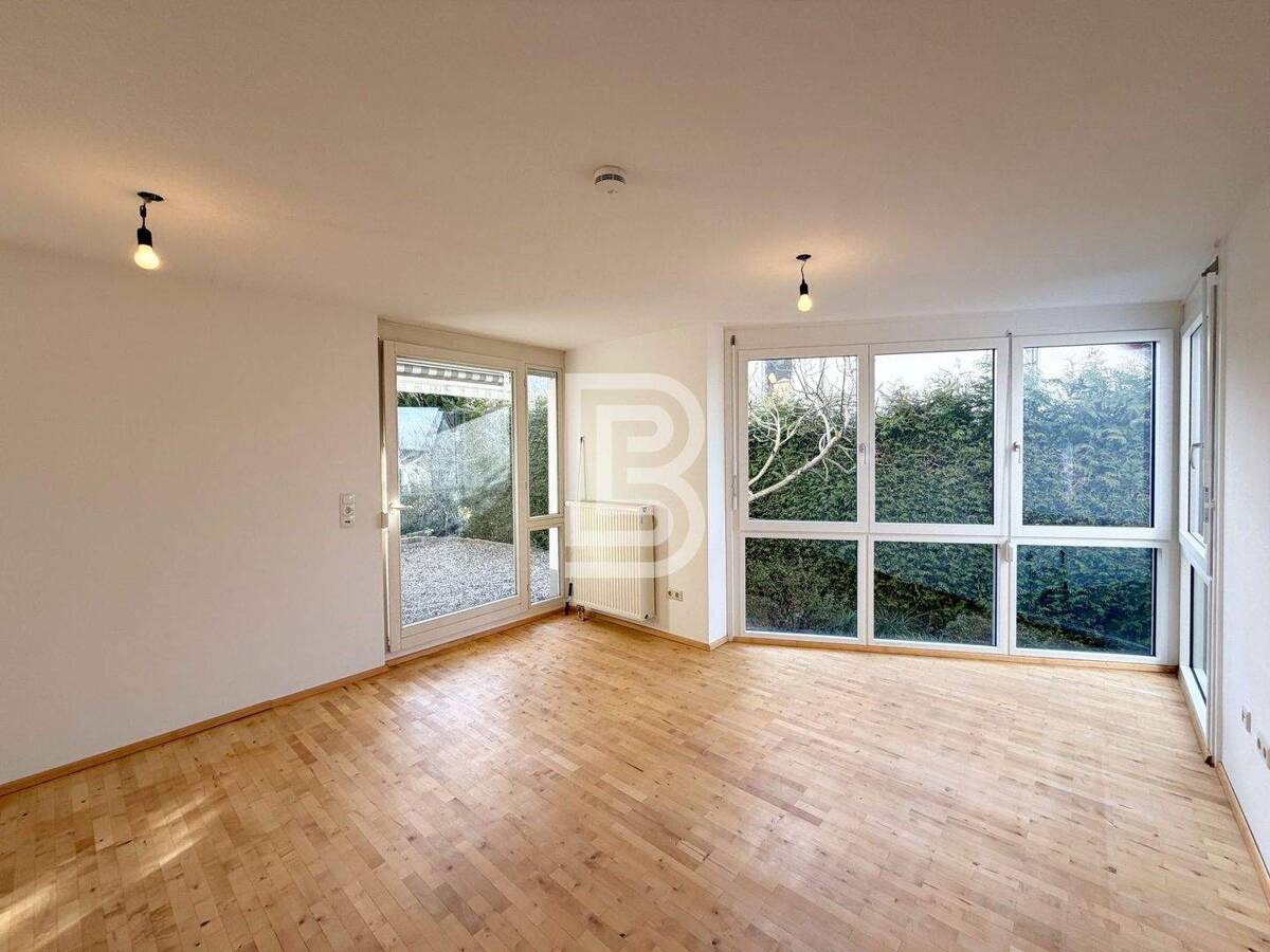 Ruhig gelegen: 2-Zimmer-Wohnung mit weitläufiger Ostterrasse und Gartenfläche – 79104 Freiburg im Breisgau – Bild 1 von 9