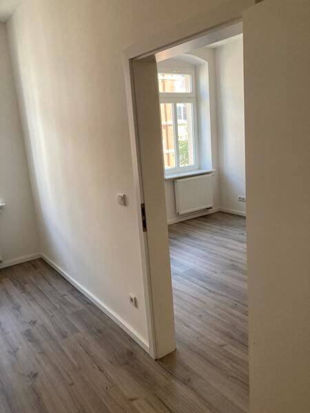 Zweitbezug nach Sanierung! Großzügige 3-Zimmerwohnung mit Laminat, Balkon, Wanne und Einbauküche! – Chemnitz – Vorschaubild 8